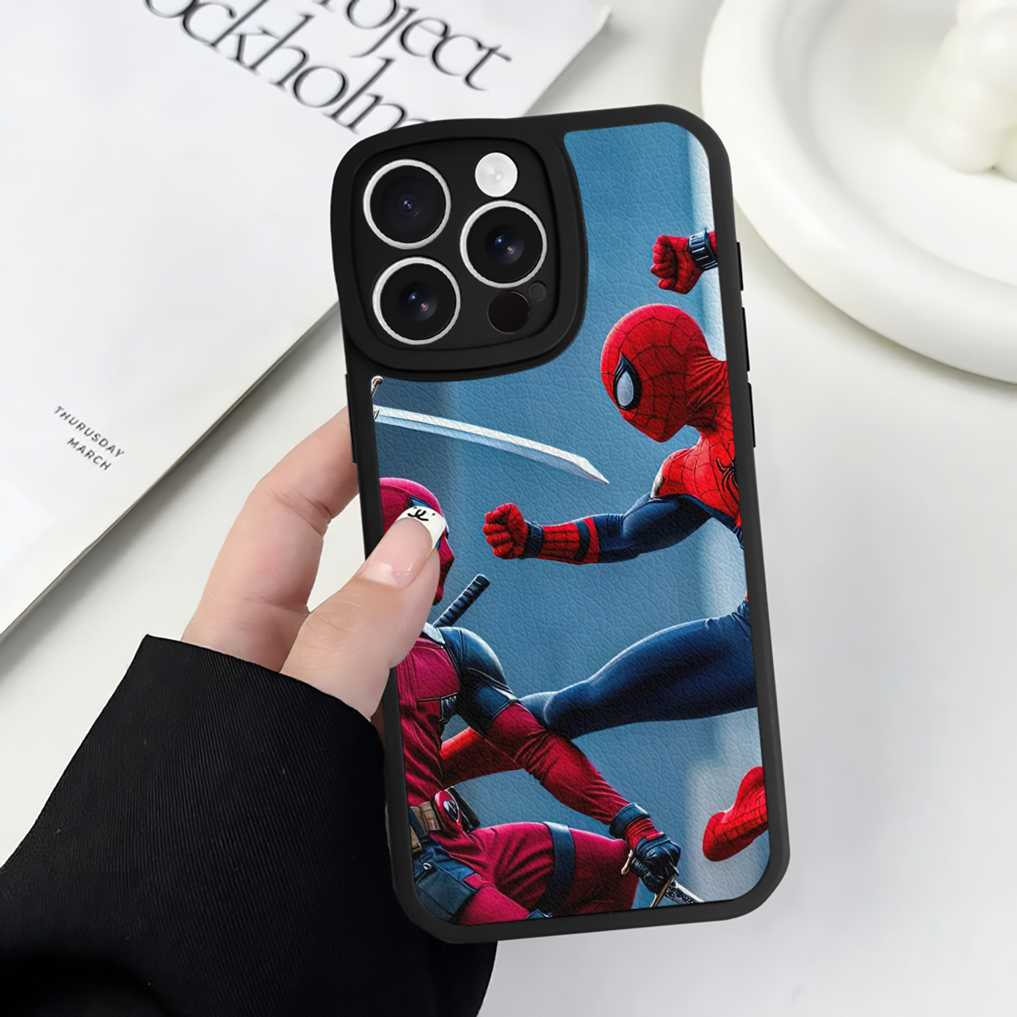 Spider Man スパイダーマン 【iPhone 16シリーズ対応】シリコンスマホケース（レザー調） 材質：シリコン